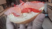 Bukan hanya makanan Indonesia saja, Sandhy juga doyan makanan barat. Di sini ia menyantap makanan Jerman yang terdiri dari roti dan irisan salmon.  Foto: instagram @sandhysondoro_official