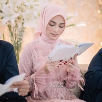 Saat pengajian, Citra Kirana tampil memesona dengan menggunakan hijab andalannya model segiempat warna pastel pink yang dililip rapi ke belakang dan dress brukat warna senada dari Elzatta. Ciki memang brand ambassador dari brand busana muslimah tersebut. Foto: instagram @imagenic