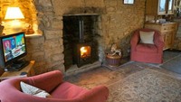 Farthing Cottage merupakan penginapan dua lantai bergaya Inggris dengan cerobong asap yang cukup nyaman. Terlebih karena sudah akhir tahun, cottagenya pun telah didekorasi bergaya Natal (dok Independent Cottages)