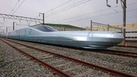 Persaingan kereta cepat akan terus berlanjut ke pengembangan kereta maglev yang melayang dan mampu melesat di kecepatan hampir 643 kph. Jepang telah memiliki jalur Maglev eksperimental sejak 1970-an dan sedang membangun jalurnya lagi sejauh 286 kilometer antara Tokyo dan Nagoya (Foto: CNN)