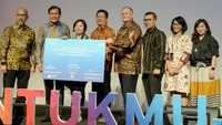 Penyerahan dana hibah ini secara simbolis dilakukan oleh CEO Citi Indonesia Batara Sianturi dan Director, Country Head of Corporate Affairs Citi Indonesia Elvera N. Makki kepada para perwakilan mitra, dan disaksikan oleh perwakilan dari Bank Indonesia, Otoritas Jasa Keuangan, serta Kementerian Pariwisata dan Ekonomi Kreatif, Republik Indonesia. Foto: dok. Citi Indonesia