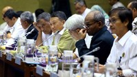 Rapat dimulai sekitar pukul 10.10 WIB. Menteri ESDM Arifin Tasrif datang dengan mengenakan kemeja putih. Dia datang bersama dengan jajaran pejabat eselon I.