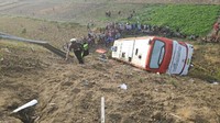 Bus rute Jakarta-Surabaya itu mengalami kecelakaan tunggal di kawasan Gresik. Bus terperosok ke parit di samping jalan tol.