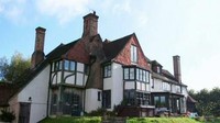 Katie memiliki sebuah mansion mewah seharga 2 juta poundsterling atau senilai Rp 36 miliar. Dok. Instagram