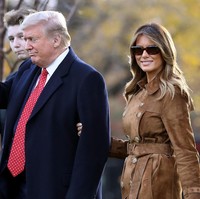 Sebagai sentuhan akhir, perempuan 49 tahun ini menyempurnakan gayanya dengan kacamata coklat bergaya 90-an. (Foto: Getty Images)