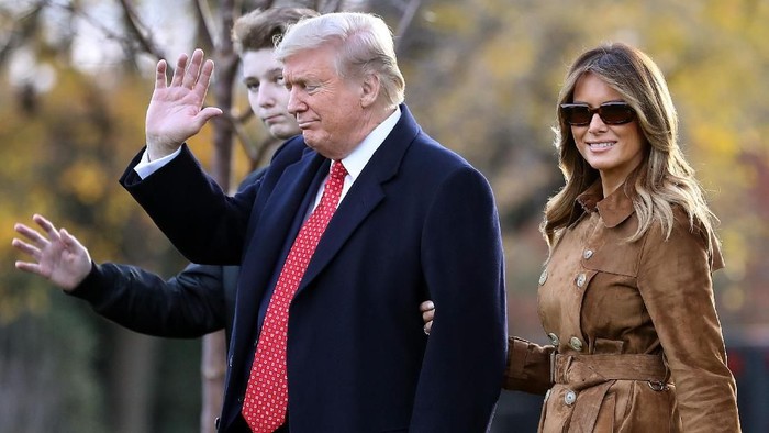 WASHINGTON, DC - NOVEMBER 26: U.S. President Donald Trump, first lady Melania Trump and their son Barron Trump walk across the South Lawn before leaving the White House on board Marine One November 26, 2019 in Washington, DC. Trump is traveling to Florida for a campaign rally and is scheduled to spend the Thanksgiving holiday at his private Mar-a-Lago Club. (Photo by Chip Somodevilla/Getty Images)