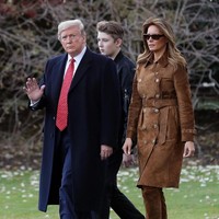 Ia lalu memasangkan coat tersebut dengan boots tinggi dari Celine yang meninggalkan kesan boho-chic. Sepatu tersebut merupakan koleksi Fall 2019 hasil rancangan Hedi Slimane. (Foto: Getty Images)