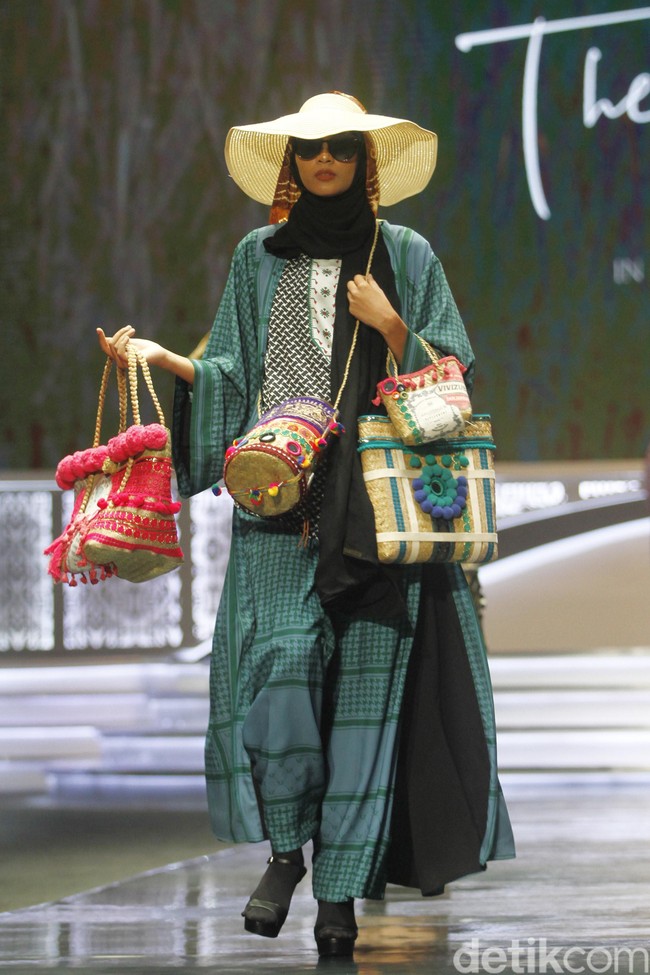 Desainer Vivi Zubedi memperagakan koleksi busananya berupa tas dari rumput melalui label The Purun Label di Indonesia Sharia Economic Festival [ISEF] 2019, Jakarta Convention Center, Jakarta. Kamis [14/11/2019]. Foto: Mohammad Abduh/Wolipop