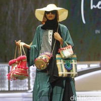 Desainer Vivi Zubedi memperagakan koleksi busananya berupa tas dari rumput melalui label The Purun Label di Indonesia Sharia Economic Festival [ISEF] 2019, Jakarta Convention Center, Jakarta. Kamis [14/11/2019]. Foto: Mohammad Abduh/Wolipop