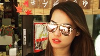 Ketika mengunjungi pulau Miyajima, Maria Ozawa sempatkan untuk mencicipi tiram yang menjadi makanan wajib ketika berkunjung ke sana. Foto: instagram @maria.ozawa