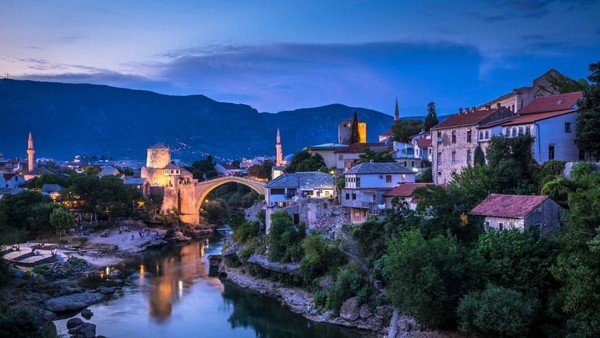 Lalu kunjugi pula Mostar di Bosnia Herzegovina yang punya Jembatan Mostar Bridge yang amat terkenal ini (Foto: CNN)
