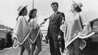Ini penampilan Clint bersama tiga orang wanita pada 1967 di Airport London. Central Press/Getty Images