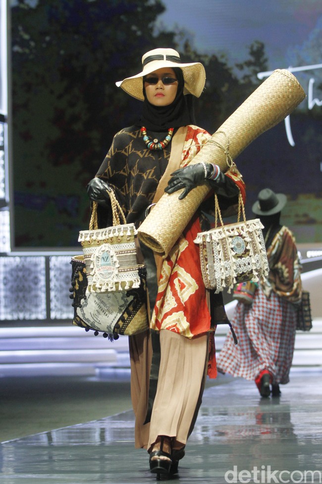 Desainer Vivi Zubedi memperagakan koleksi busananya berupa tas dari rumput melalui label The Purun Label di Indonesia Sharia Economic Festival [ISEF] 2019, Jakarta Convention Center, Jakarta. Kamis [14/11/2019]. Foto: Mohammad Abduh/Wolipop