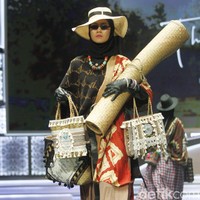 Desainer Vivi Zubedi memperagakan koleksi busananya berupa tas dari rumput melalui label The Purun Label di Indonesia Sharia Economic Festival [ISEF] 2019, Jakarta Convention Center, Jakarta. Kamis [14/11/2019]. Foto: Mohammad Abduh/Wolipop