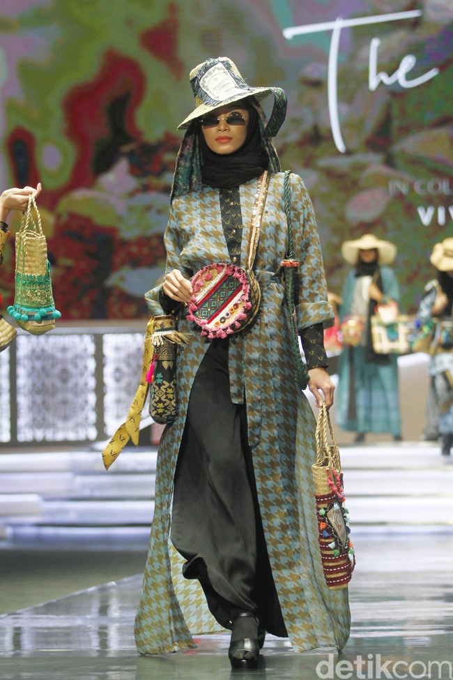 Desainer Vivi Zubedi memperagakan koleksi busananya berupa tas dari rumput melalui label The Purun Label di Indonesia Sharia Economic Festival [ISEF] 2019, Jakarta Convention Center, Jakarta. Kamis [14/11/2019]. Foto: Mohammad Abduh/Wolipop