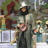Desainer Vivi Zubedi memperagakan koleksi busananya berupa tas dari rumput melalui label The Purun Label di Indonesia Sharia Economic Festival [ISEF] 2019, Jakarta Convention Center, Jakarta. Kamis [14/11/2019]. Foto: Mohammad Abduh/Wolipop