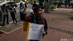 Penyandang Disabiltas Ini Geruduk Kantor Kemenhub Sendirian
