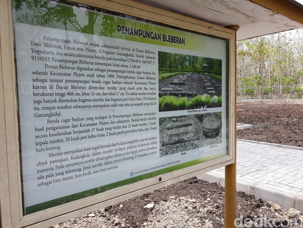 Di sana juga ada papan informasi yang menjelaskan menhir di situe Gunungkidul ini. (Pradito Rida Pertana/detikcom) Di sana juga ada papan informasi yang menjelaskan menhir di situe Gunungkidul ini. (Pradito Rida Pertana/detikcom)