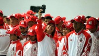 Mereka asyik swafoto usai upacara pengukuhan oleh Menpora Zainudin Amali.