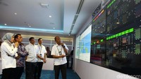 Plt Direktur Utama PLN Sripeni Intan Cahyani bersama Plt. Deputi Bidang Usaha Pertambangan, Energi, Industri Strategis, dan Media Kementerian BUMN Heri Purnomo dan Direktur Keuangan PLN Sarwono Sudarto meresmikan Pusat Pengelola Informasi dan Solusi (P2IS) di Kantor Pusat PLN, Jakarta, Rabu (27/11/2019).