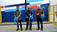 Hasbi Lubis, General Manager PT Bosch Rexroth, Muhammad Noor, Asisten II Bagian Perekonomian Pembangunan dan Kesejahteraan Rakyat Kota Balikpapan dan Andrew Powell, Managing Director Bosch di Indonesia dalam peresmian Bosch Rexroth Indonesia Branch Facility di Balikpapan, hari ini (26/11). Fasilitas baru ini merupakan upaya Bosch untuk menghadirkan keahlian dan kompetensinya bagi para pelanggan. Konsultansi, perbaikan, ketersediaan produk serta layanan drive and control, merupakan elemen-elemen yang sangat krusial dalam kegiatan produksi berbagai industri yang ada di Indonesia bagian timur. Foto: dok. Bosch