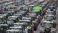 Ribuan traktor terparkir di jalan yang berada di antara universitas dengan Gerbang Brandenburg di pusat Kota Berlin, Jerman, pada Selasa (26/11) waktu setempat. Michael Sohn/AP Photo.