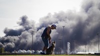 Pemadam kebakaran setempat pun masih mencoba memadamkan api. Marie D. De Jesus/Houston Chronicle via AP.