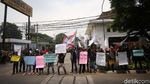 Aksi Unjuk Rasa Karyawan DCost Usai Dipecat Tanpa Teguran