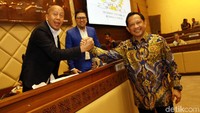 Dua poin lain adalah terkait pelayanan publik untuk mempermudah masyarakat. Serta penataan wilayah dan pembangunan daerah.