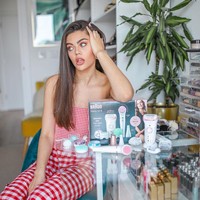 Emily memang bisa dibilang sangat sukses sekarang. Tak hanya jadi YouTuber miliuner, ia juga dipercaya untuk menjadi makeup ambassador LOreal hingga bertemu Pangeran Charles sebagai bagian dari organisasi amal Princes Trust. Foto: Instagram @emilycanham