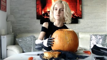 Ia juga banyak melakukan kegiatan untuk membuat barang keren seperti labu untuk halloween lalu. Foto: Youtube/Tilly Lockey