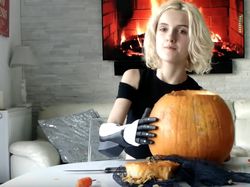 Keseharian Gadis Tangan Bionik, Bisa Masak sampai Makeup Sendiri