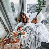 Aku tidak bilang aku kembali ke tempat ketika aku sekolah. Tapi pastinya ada waktu-waktu di mana aku stres atau marah tapi itu tidak pernah merusak kesehatan mentalku yang mana aku merasa sangat beruntung, tutur wanita cantik itu. Foto: Instagram @emilycanham