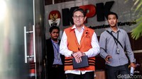 KPK menduga duit yang diterima Sukiman berjumlah Rp 2,65 miliar. Suap itu diduga diterima Sukiman antara Juli 2017 dan April 2018 dengan beberapa pihak sebagai perantara.