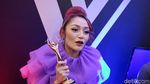 Momen Siti Badriah yang Disebut Punya Suara Jelek Cium Piala AMI Awards