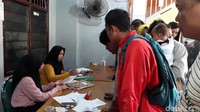 Warga mengantre untuk berobat ke Ningsih Tinampi.