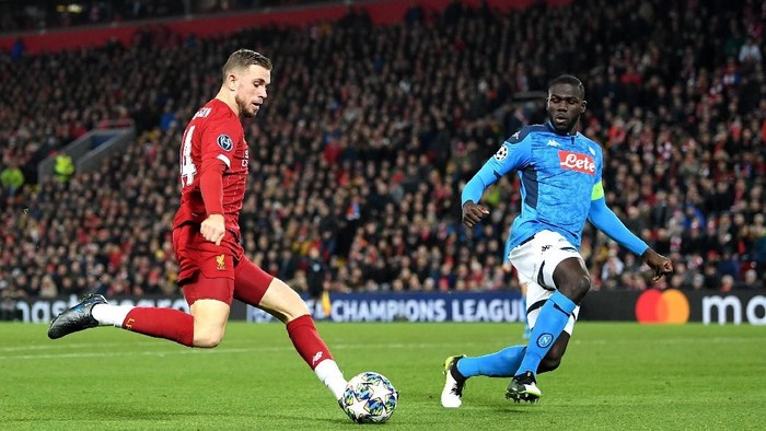LIVERPOOL, ENGLAND - NOVEMBER 27: Jordan Henderson of Liverpool is put under pressure by Kalidou Koulibaly of Napoli during the UEFA Champions League group E match between Liverpool FC and SSC Napoli at Anfield on November 27, 2019 in Liverpool, United Kingdom. (Photo by Michael Regan/Getty Images)