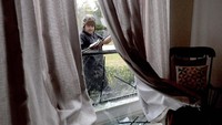 Ledakan ini juga membuat kaca-kaca rumah warga pecah. Kim Brent/The Beaumont Enterprise via AP. 