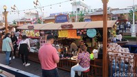 Lapar setelah bermain? Lanjut saja ke floating marketnya Global Village. Di sini tersedia berbagai jajanan sampai makan berat.  (Bonauli/detikcom)