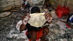 Warga Rusunawa Cakung Ini Wirausaha Buat Kulit Lumpia
