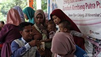 Beberapa ibu saat berkonsultasi bersama petugas kesehatan.