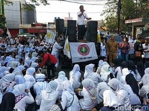 Protes Syarat Usia CPNS, Guru Honorer di Garut Mogok Mengajar
