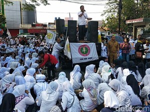 Protes Syarat Usia CPNS, Guru Honorer di Garut Mogok Mengajar