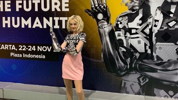 Kenalkan Tilly Lockey (14), seorang remaja yang memiliki dua tangan diamputasi dan menggunakan tangan bionik. Foto: Instagram/tilly.lockey