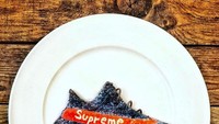 Masih bermodalkan nasi, ia berhasil membentuk sepatu yezzy yang jadi incaran banyak orang. Jika dilihat sekilas, kamu tidak akan terpikirkan bahwa itu sebenarnya adalah nasi. Foto: Instagram @eatlikeyoureondeathrow__