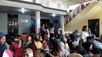 Ningsih membuka praktik pengobatan di rumahnya, Gang Lambau, Dusun Lebaksari, Desa Karangjati, Kecamatan Pandaan, Kabupaten Pasuruan.