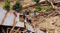Tim gabungan juga terlihat masih terus berusaha melakukan pembersihan. (Foto: Jeka Kampai/detikcom)