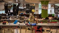 Masuknya polisi ke dalam kampus ini menimbulkan reaksi dari demonstran. Ia pun mengatakan masih ada sekitar 20 orang yang bertahan di dalam gedung kampus tersebut. Seorang demonstran itu meminta agar polisi menghentikan rencana mereka untuk memasuki gedung kampus. Chris McGrath/Getty Images.