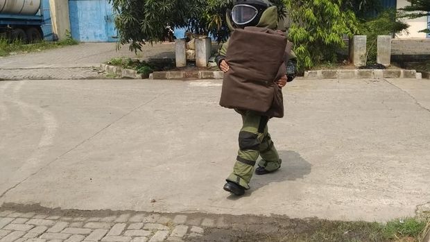  Benda mencurigakan diamankan tim Gegana Brimob Polda Banten di kawasan industri Tangerang