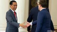 Jokowi nampak bersalaman dengan satu per satu delegasi Uni Eropa yang hadir dalam pertemuan yang diselenggarakan di Istana Merdeka, Jakarta.